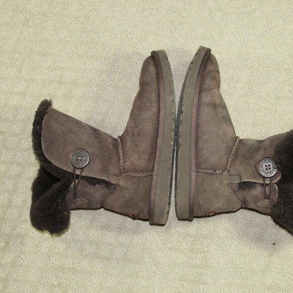 UGG Australia Bailey Button Brown Sheepskin Women’s Boots Size 7 S/N 5803 - Picture 4 of 6